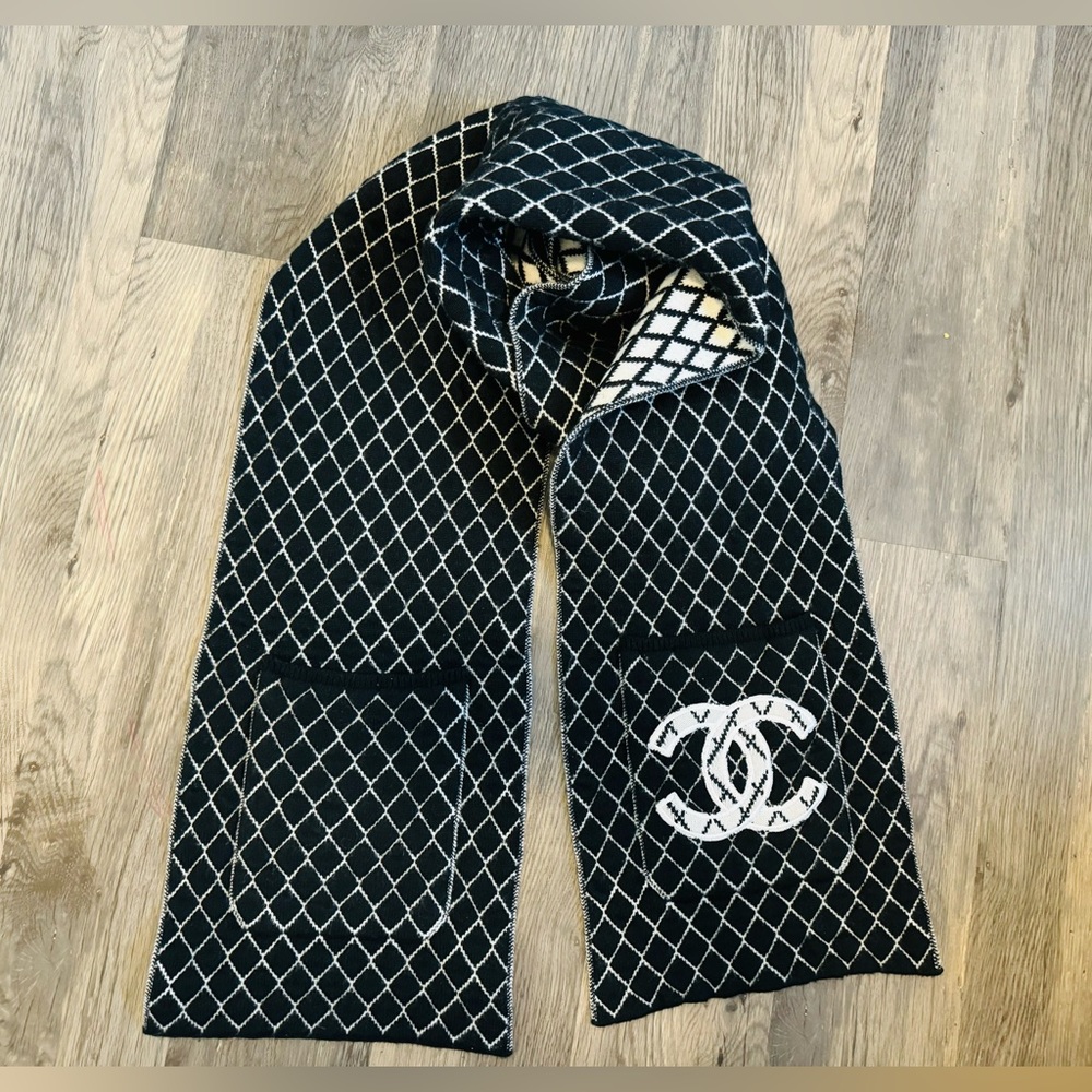 [SOLD] Chanel cashmere scarf with pockets